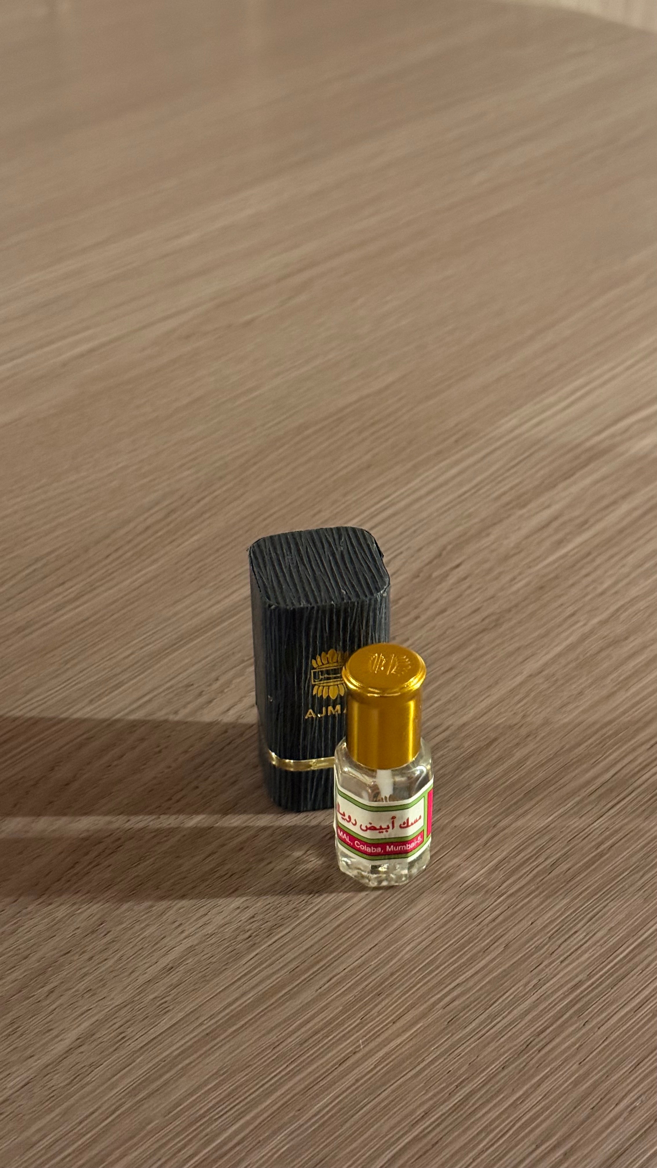 مسك ابيض رويال بحجم نص توله (٦مل)