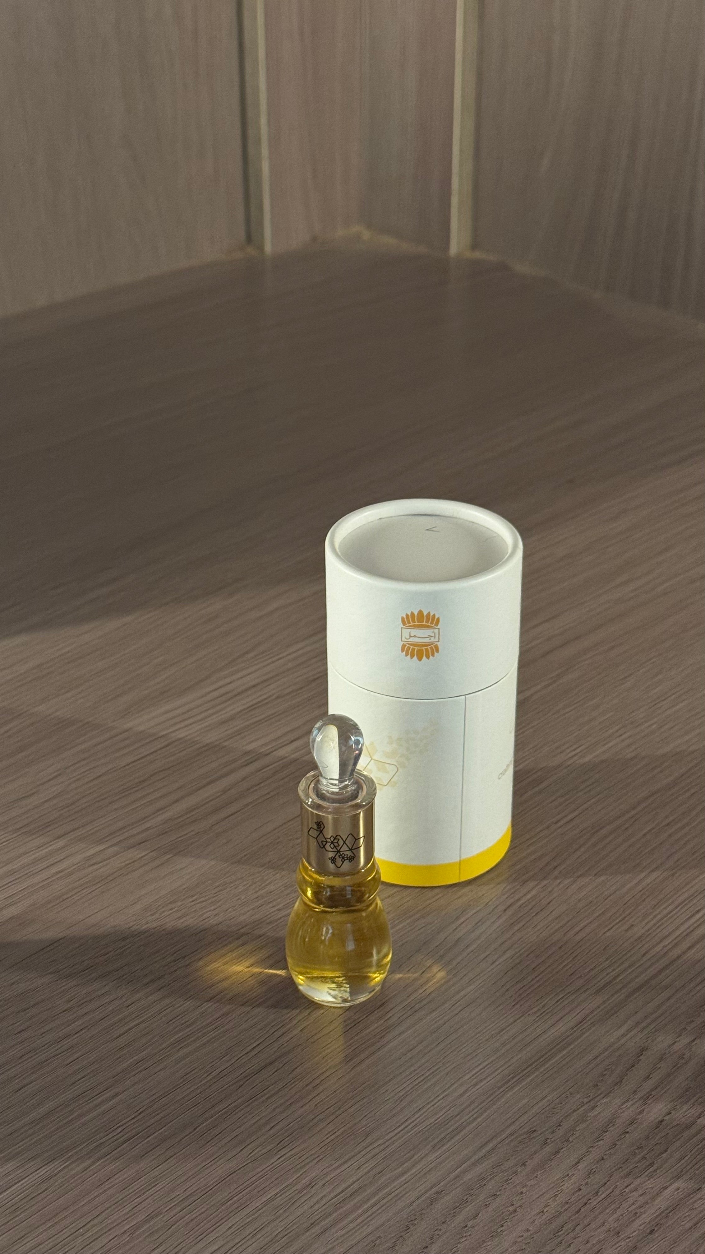 دهن عود ليذر بحجم توله (١٢ مل)